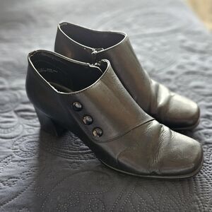 Laura Scott Black Ankle Boots Modern Elegance